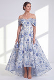 Robe de la mère de la mariée en ligne fleur bleue décollée à l’épaule basse
