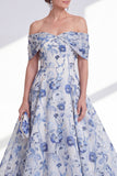 Robe de la mère de la mariée en ligne fleur bleue décollée à l’épaule basse