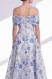 Robe de la mère de la mariée en ligne fleur bleue décollée à l’épaule basse