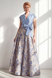Robe bleu marine à encoche en V à encoche en V avec une longue robe fleurie de la mariée avec nœud