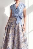 Robe bleu marine à encoche en V à encoche en V avec une longue robe fleurie de la mariée avec nœud