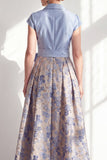 Robe bleu marine à encoche en V à encoche en V avec une longue robe fleurie de la mariée avec nœud