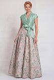 Robe bleu marine à encoche en V à encoche en V avec une longue robe fleurie de la mariée avec nœud