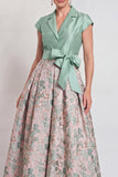 Robe bleu marine à encoche en V à encoche en V avec une longue robe fleurie de la mariée avec nœud