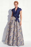 Robe bleu marine à encoche en V à encoche en V avec une longue robe fleurie de la mariée avec nœud