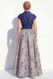 Robe bleu marine à encoche en V à encoche en V avec une longue robe fleurie de la mariée avec nœud