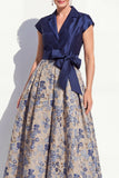 Robe bleu marine à encoche en V à encoche en V avec une longue robe fleurie de la mariée avec nœud