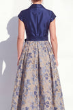 Robe bleu marine à encoche en V à encoche en V avec une longue robe fleurie de la mariée avec nœud