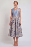 Robe midi midi fleurie A-Line marine à col en V pour la mère de la mariée