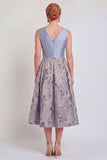 Robe midi midi fleurie A-Line marine à col en V pour la mère de la mariée