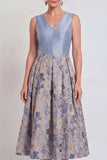 Robe midi midi fleurie A-Line marine à col en V pour la mère de la mariée