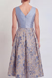 Robe midi midi fleurie A-Line marine à col en V pour la mère de la mariée