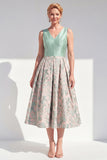 Robe midi midi fleurie A-Line marine à col en V pour la mère de la mariée