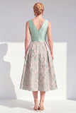 Robe midi midi fleurie A-Line marine à col en V pour la mère de la mariée