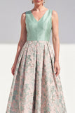 Robe midi midi fleurie A-Line marine à col en V pour la mère de la mariée