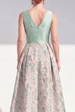 Robe midi midi fleurie A-Line marine à col en V pour la mère de la mariée