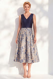 Robe midi midi fleurie A-Line marine à col en V pour la mère de la mariée