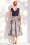 Robe midi midi fleurie A-Line marine à col en V pour la mère de la mariée