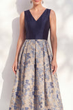 Robe midi midi fleurie A-Line marine à col en V pour la mère de la mariée