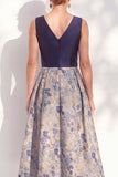 Robe midi midi fleurie A-Line marine à col en V pour la mère de la mariée
