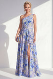 Longue robe de la mariée bleue à volants fleurie à volants sur une épaule avec fente