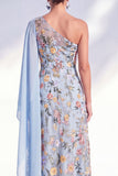 Robe longue longue de la mariée bleue à une épaule fleurie avec cape latérale