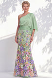 Robe longue mère de la mariée à fleurs lilas à une épaule avec manches de cape
