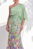 Robe longue mère de la mariée à fleurs lilas à une épaule avec manches de cape