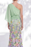 Robe longue mère de la mariée à fleurs lilas à une épaule avec manches de cape