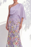 Robe longue mère de la mariée à fleurs lilas à une épaule avec manches de cape