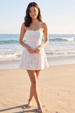 Robe mini en dentelle ivoire A Stripless avec perles