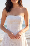 Robe mini en dentelle ivoire A Stripless avec perles