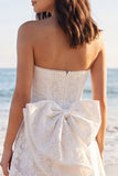 Robe mini en dentelle ivoire A Stripless avec perles