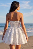 Robe blanche A Short en dentelle florale sans cercles