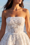 Robe blanche A Short en dentelle florale sans cercles