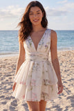 Une mini-robe à motifs floraux à col en V imprimée en ivoi