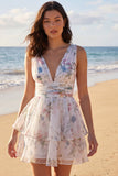 Une mini-robe à motifs floraux à col en V imprimée en ivoi