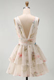 Une mini-robe à motifs floraux à col en V imprimée en ivoi