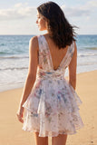 Une mini-robe à motifs floraux à col en V imprimée en ivoi