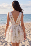 Une mini-robe à motifs floraux à col en V imprimée en ivoi