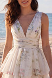 Une mini-robe à motifs floraux à col en V imprimée en ivoi
