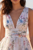 Une mini-robe à motifs floraux à col en V imprimée en ivoi