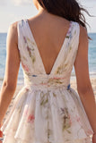 Une mini-robe à motifs floraux à col en V imprimée en ivoi