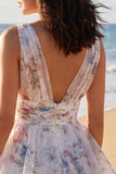 Une mini-robe à motifs floraux à col en V imprimée en ivoi