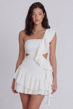 Une épaule découpée une petite robe blanche à volants