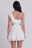 Une épaule découpée une petite robe blanche à volants
