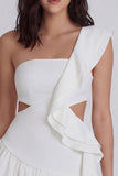 Une épaule découpée une petite robe blanche à volants