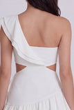 Une épaule découpée une petite robe blanche à volants