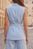 Costumes féminins sans manches bleu clair en revers point, un bouton, avec ceinture