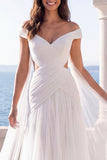 Robe longue de mariée ivoire froncée à épaules dénudées avec une écharpe